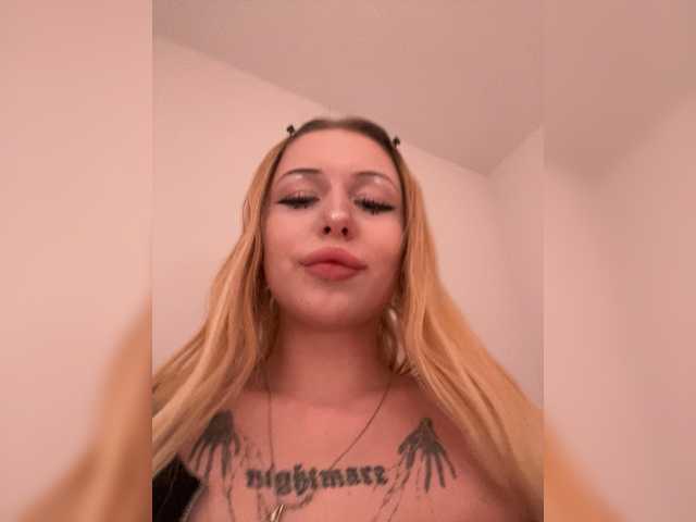 CutieMolly's BongaCams show and profile