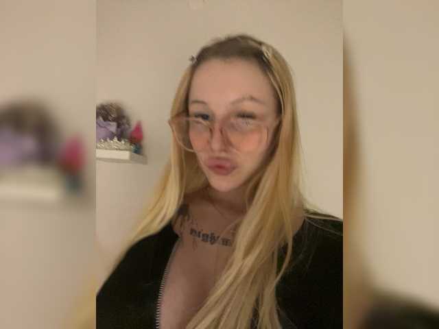 CutieMolly's BongaCams show and profile