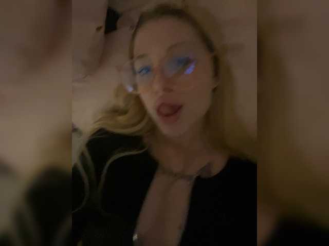 CutieMolly's BongaCams show and profile