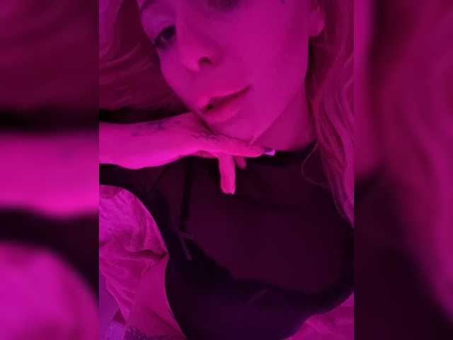 CutieMolly's BongaCams show and profile