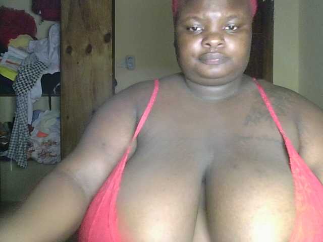 le modèle bigtittymama45 est en webcam porno dans un show sur le site bongacams, il possède les tags suivants: Ebony,Redhead,Trimmed