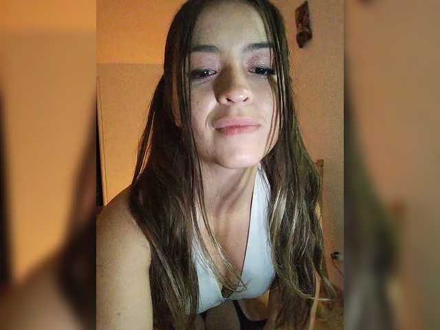 littleDanni's BongaCams show and profile