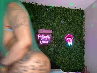 SarenaSoThick Porn Show