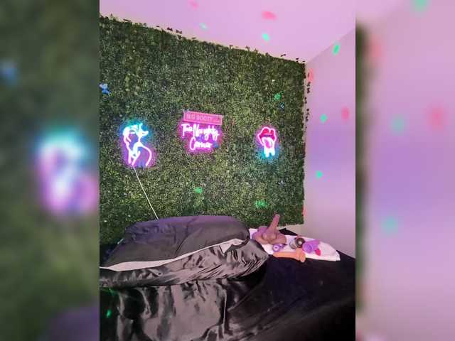 BigButtSarena's BongaCams show and profile