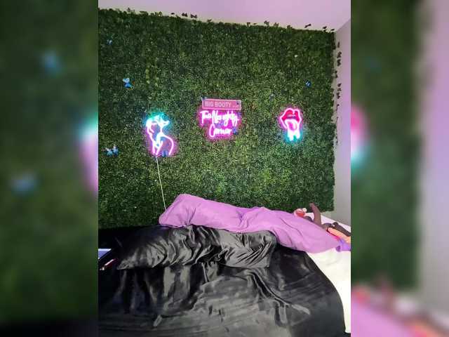 BigButtSarena's BongaCams show and profile