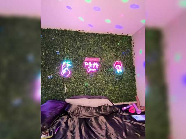 BigButtSarena's BongaCams show and profile