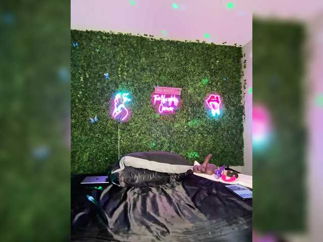 BigButtSarena's BongaCams show and profile