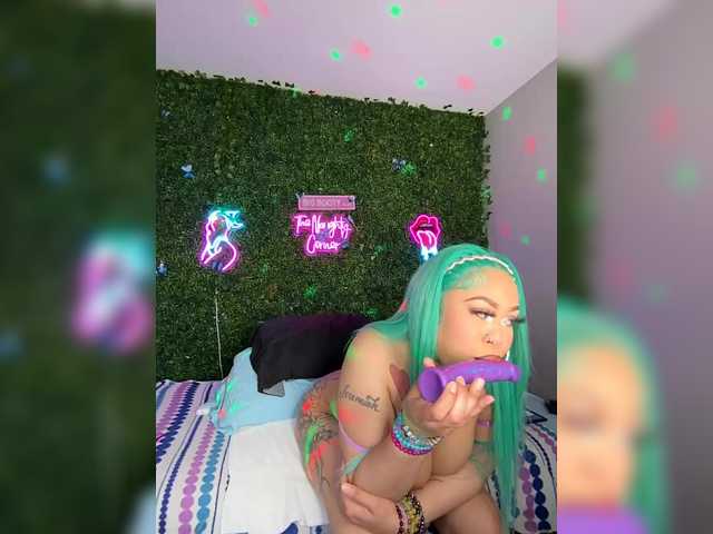 BigButtSarena's BongaCams show and profile