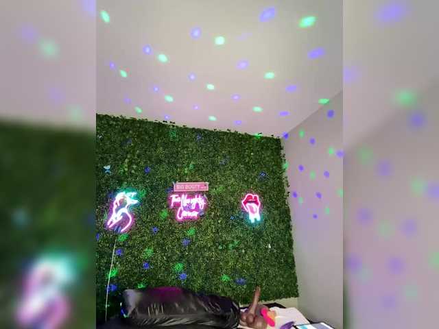 BigButtSarena's BongaCams show and profile