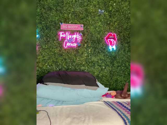 BigButtSarena's BongaCams show and profile