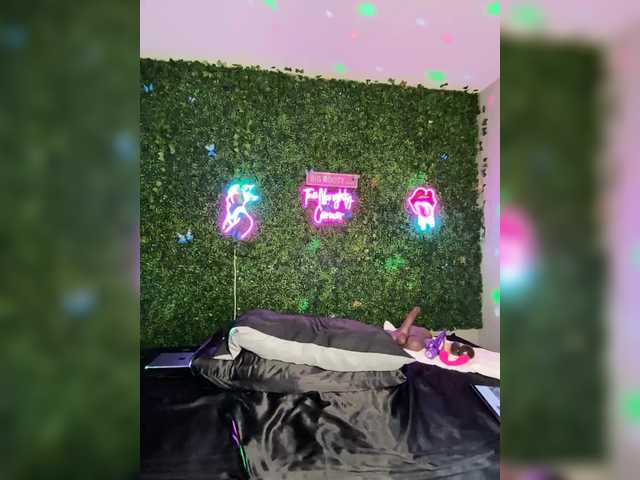 BigButtSarena's BongaCams show and profile