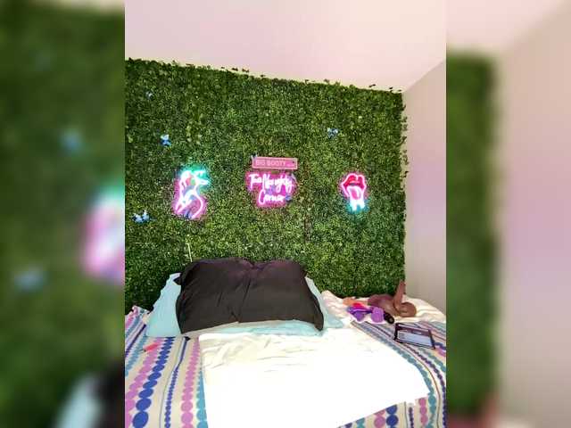 BigButtSarena's BongaCams show and profile