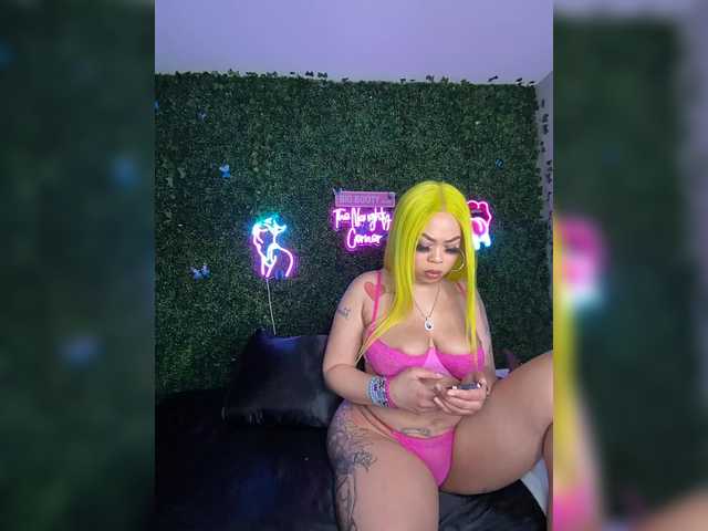 BigButtSarena's BongaCams show and profile