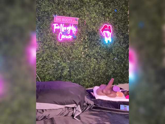 BigButtSarena's BongaCams show and profile