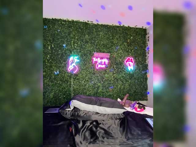 BigButtSarena's BongaCams show and profile