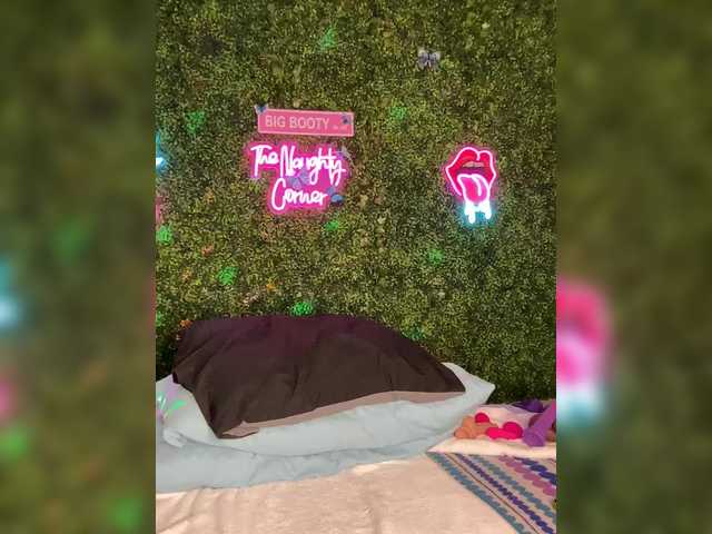 BigButtSarena's BongaCams show and profile