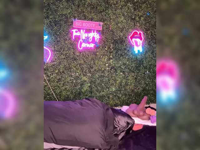 BigButtSarena's BongaCams show and profile