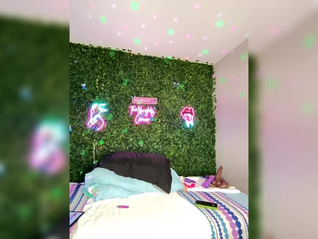 BigButtSarena's BongaCams show and profile