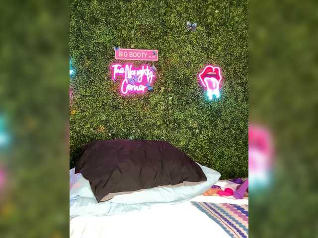 BigButtSarena's BongaCams show and profile