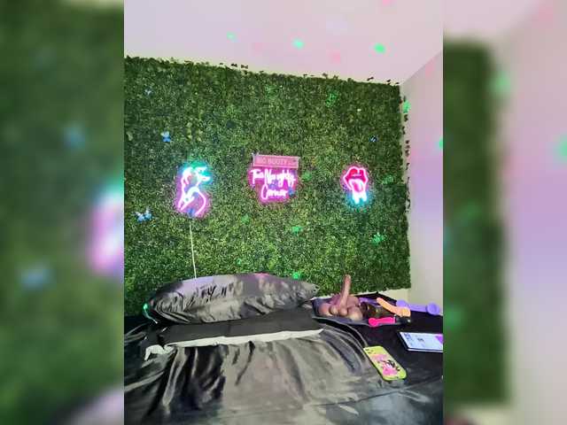 SarenaSoThick webcam