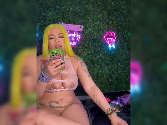 BigButtSarena's BongaCams show and profile