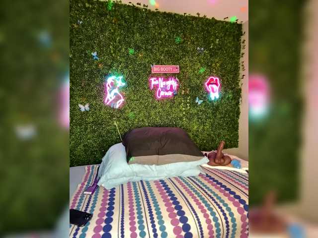 BigButtSarena's BongaCams show and profile