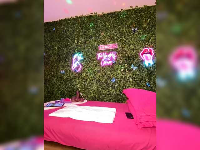 BigButtSarena's BongaCams show and profile