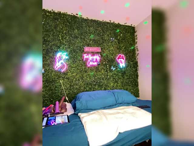 BigButtSarena's BongaCams show and profile