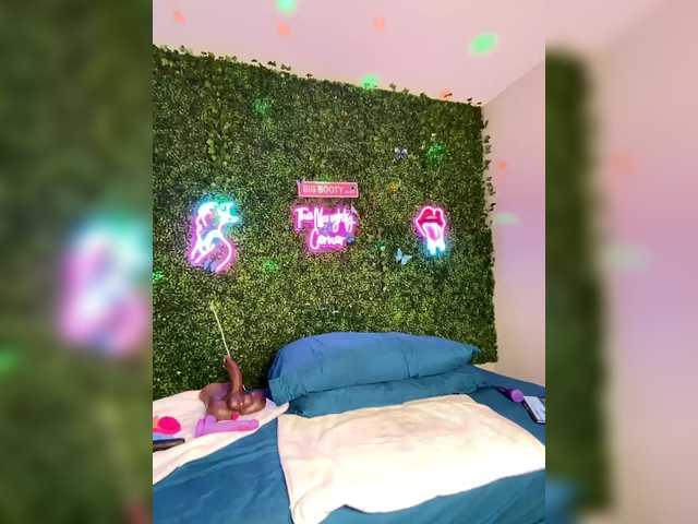 BigButtSarena's BongaCams show and profile