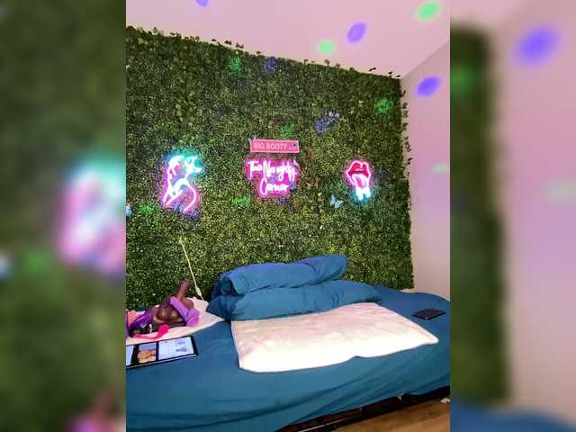 BigButtSarena's BongaCams show and profile