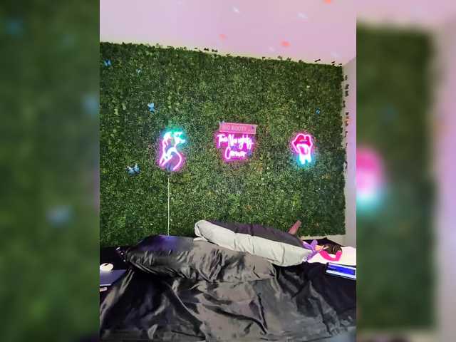 BigButtSarena's BongaCams show and profile