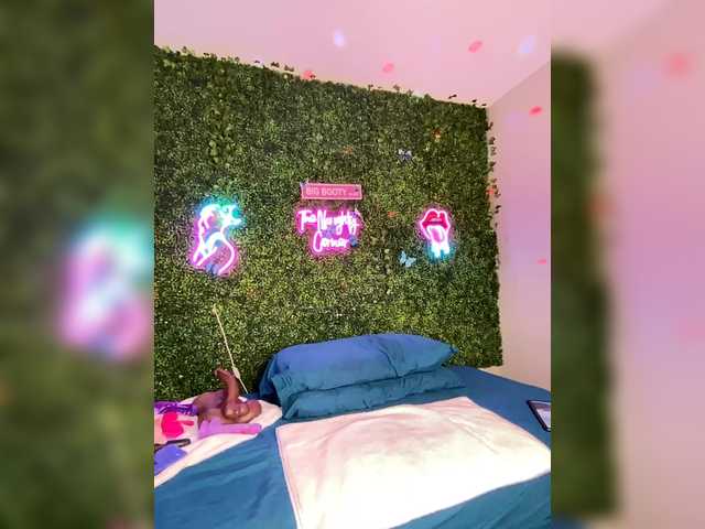 BigButtSarena's BongaCams show and profile