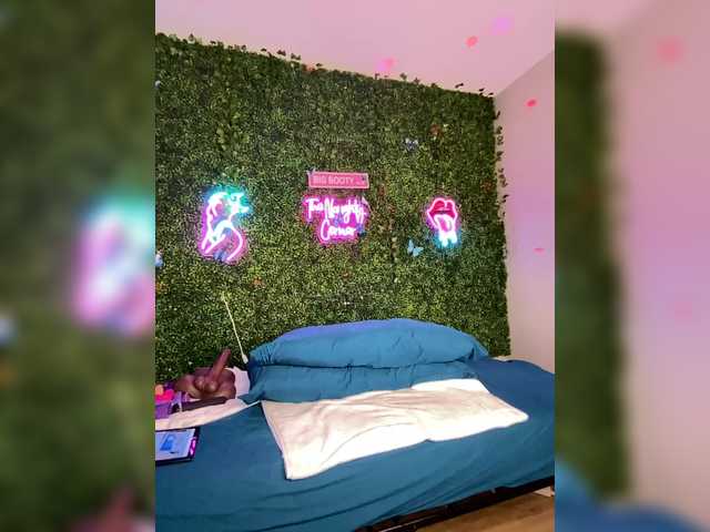 BigButtSarena's BongaCams show and profile