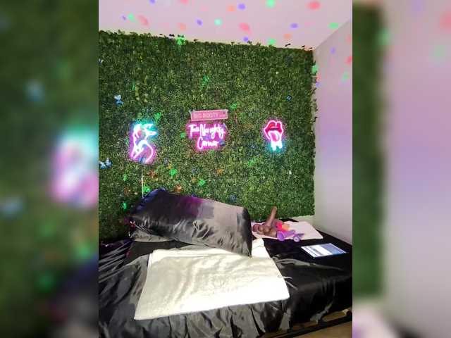 BigButtSarena's BongaCams show and profile