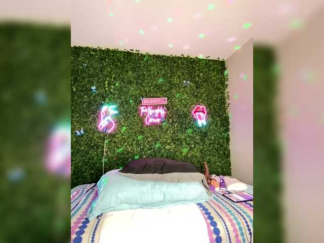 BigButtSarena's BongaCams show and profile