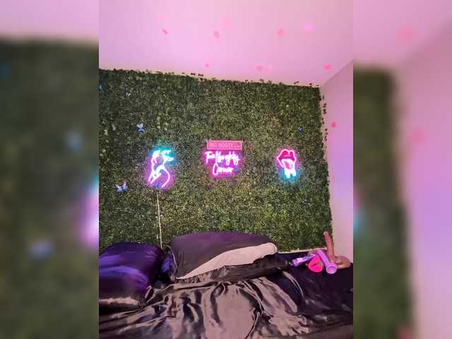 BigButtSarena's BongaCams show and profile