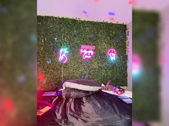 BigButtSarena's BongaCams show and profile