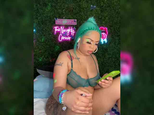 SarenaSoThick webcam