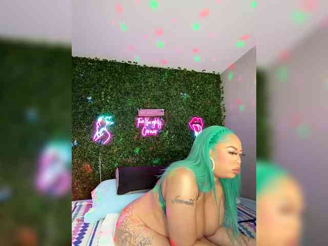 SarenaSoThick webcam