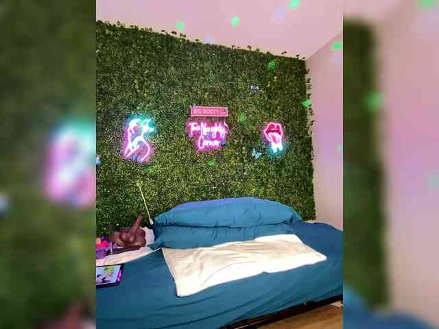 SarenaSoThick webcam