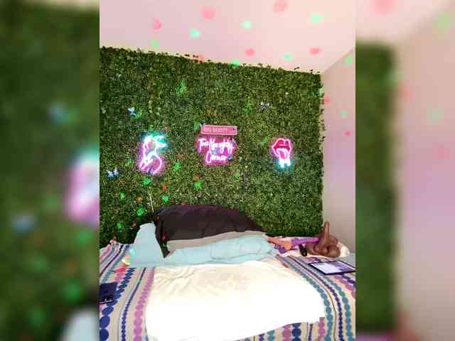 SarenaSoThick webcam