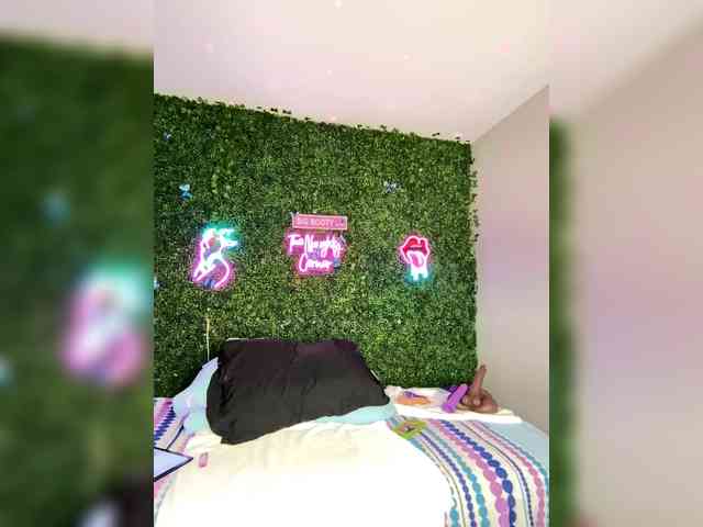 SarenaSoThick webcam