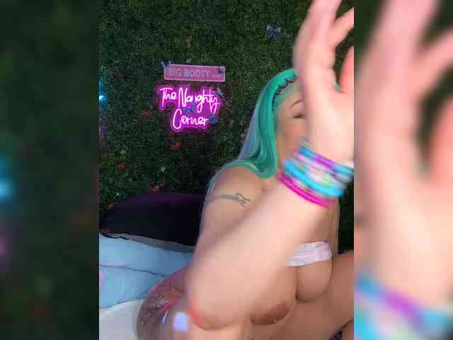 SarenaSoThick webcam