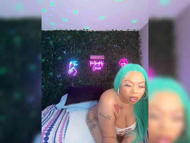 SarenaSoThick webcam