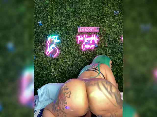 SarenaSoThick webcam