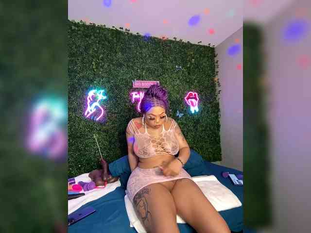 SarenaSoThick webcam