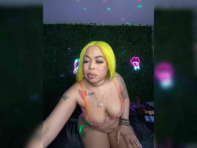 SarenaSoThick webcam