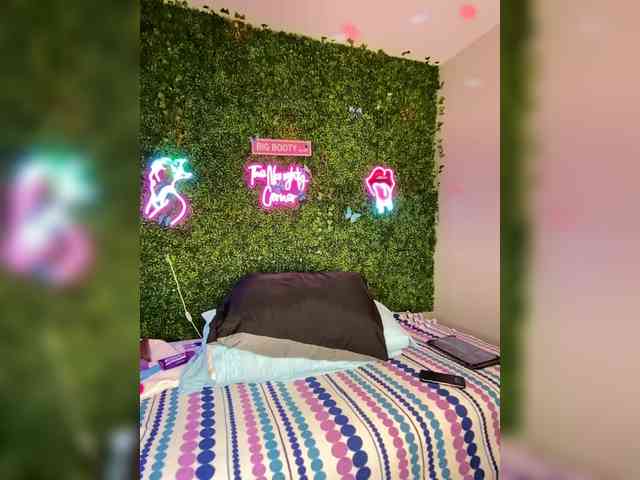 SarenaSoThick webcam