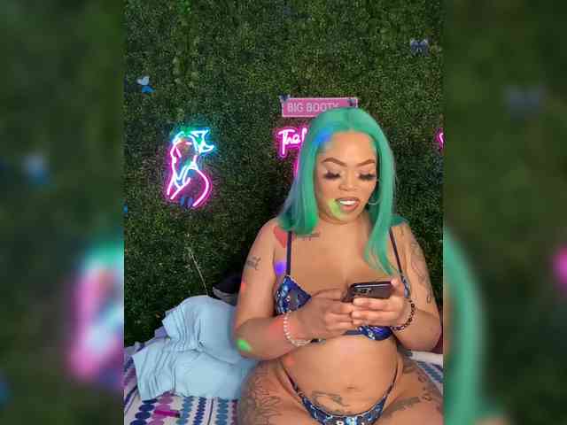 SarenaSoThick webcam