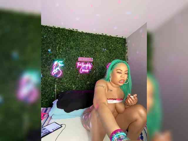 SarenaSoThick webcam